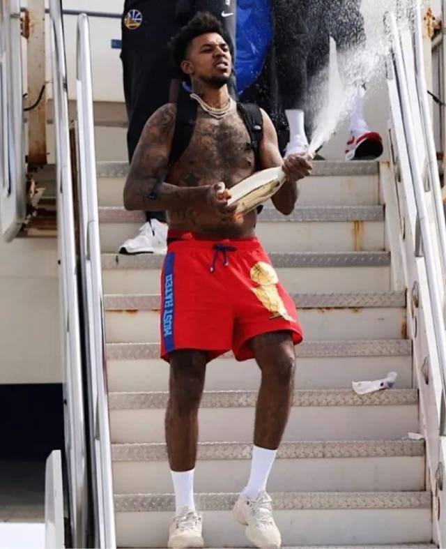 摩纳哥球迷因对球队不满而集体沉默，加拉塔萨雷反享受欢呼