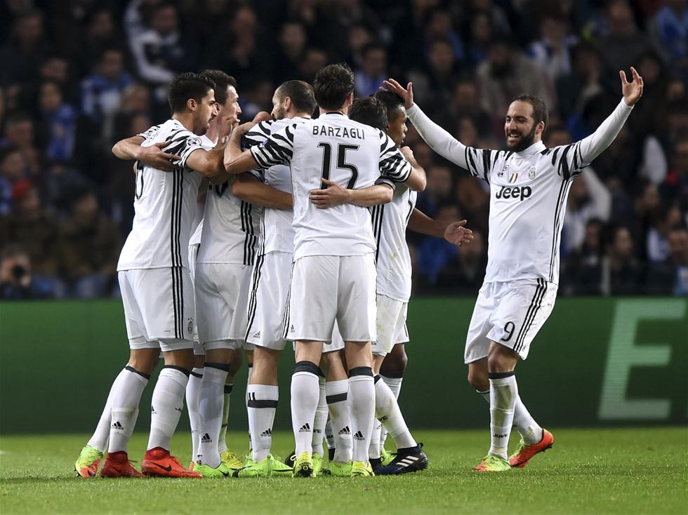 看看当年国际米兰 和拥有梅西苏牙那支巴萨的对抗，比赛虽然是那啥了…