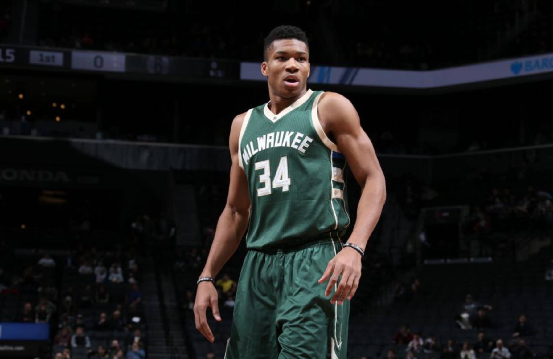 湖人主场背靠背战老鹰半场领先21分，东契奇23分7助攻，詹姆斯12分