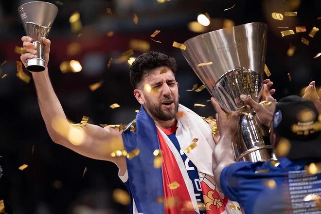 曾吐槽曼联门票难搞，斯科尔斯、巴特和弗格森一起现身包厢