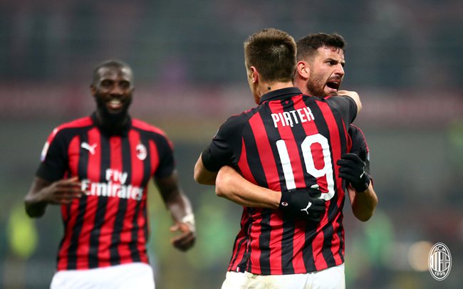 这一幕太温馨！老詹大笑抱着东契奇撞头庆祝，合砍65分14助攻太猛，湖人最后5分钟直接打爆灰熊，拉神打旧主大爆发成奇兵