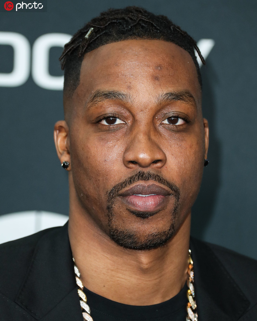 聚精會神，他在看他的可愛的兒子的籃球賽 這是我喜歡的大可愛 他引領那個時代 使得我偶然走進馬刺的世界